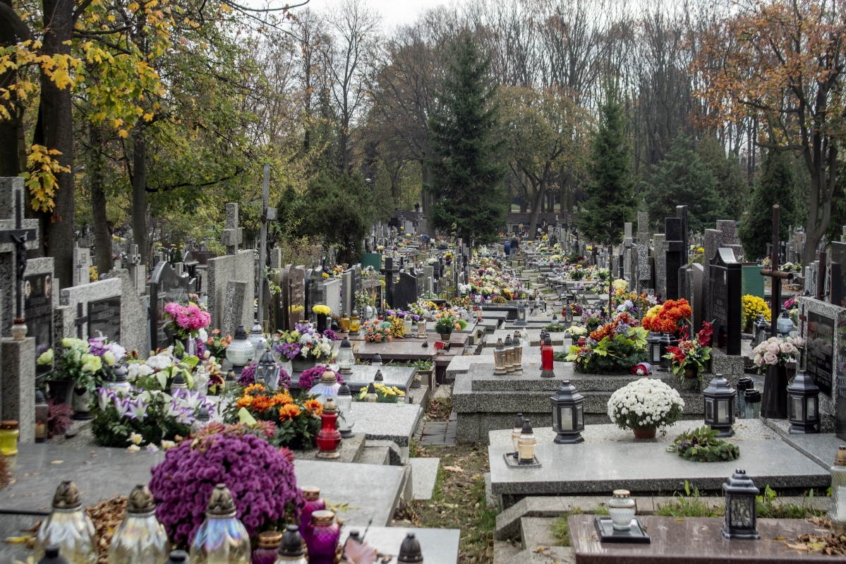 Nagrobki granitowe – co musisz wiedzieć?